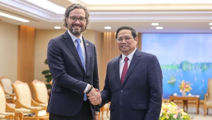 越南政府总理范明政会见阿根廷外交、国际贸易和宗教事务部长圣地亚哥·卡菲罗