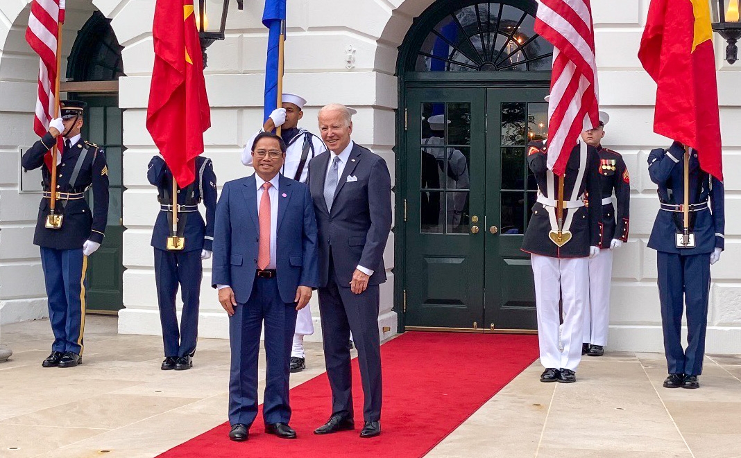 资料图：越南政府总理范明政与美国总统约瑟夫·拜登。