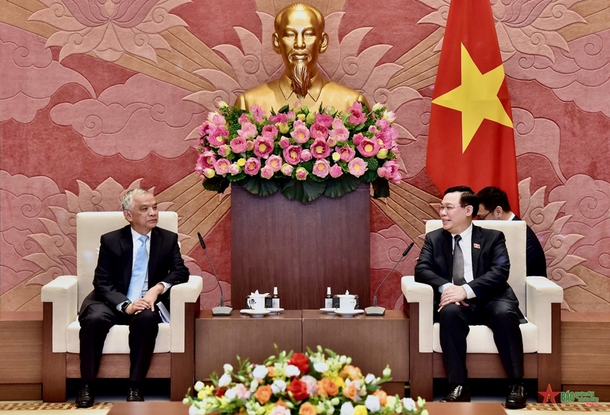 越南国会主席王廷惠会见老挝国会副主席宋玛·奔舍那。
