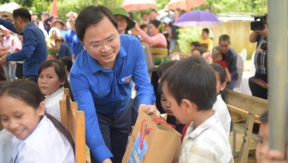 胡志明市青年：在老挝开展志愿者服务活动