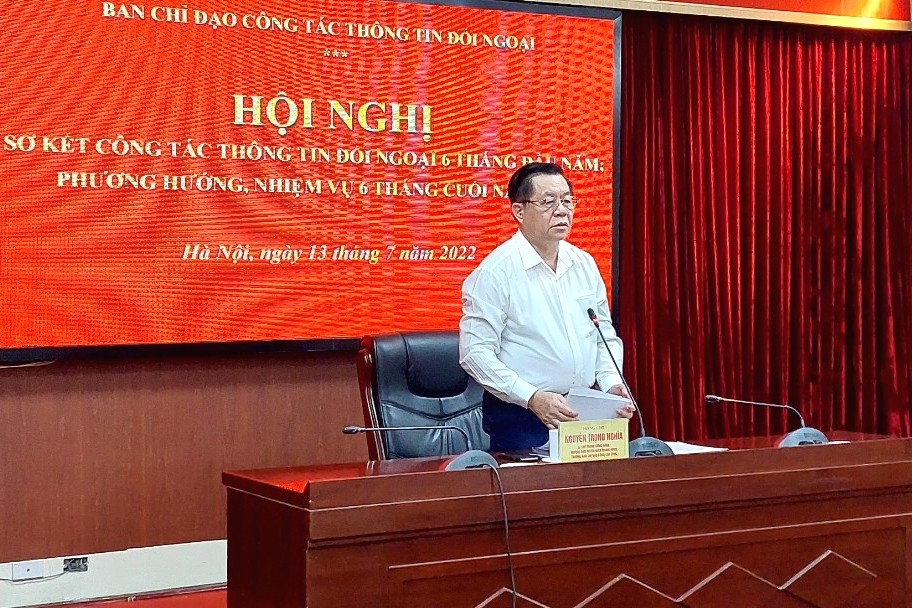 阮仲义同志发表讲话。