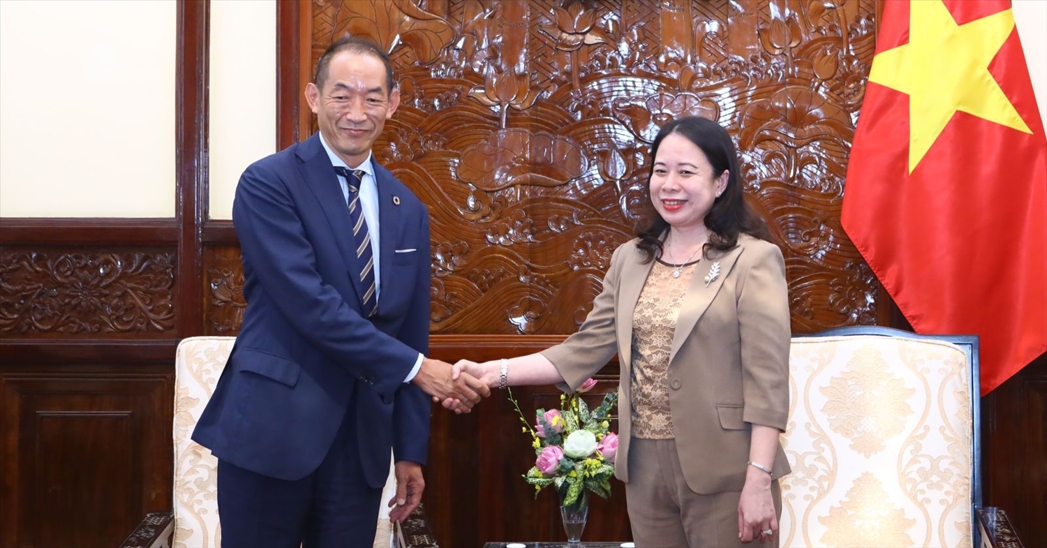 越南国家副主席武氏映春会见世卫组织西太平洋区域主任葛西健。