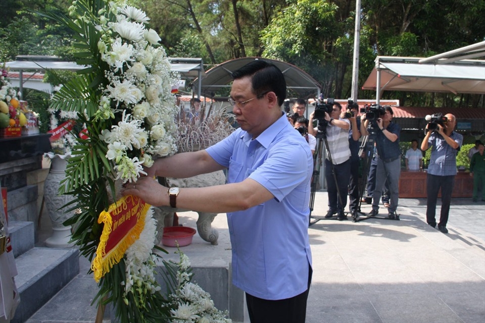 国会主席王廷惠在桩盆历史遗迹区敬香。