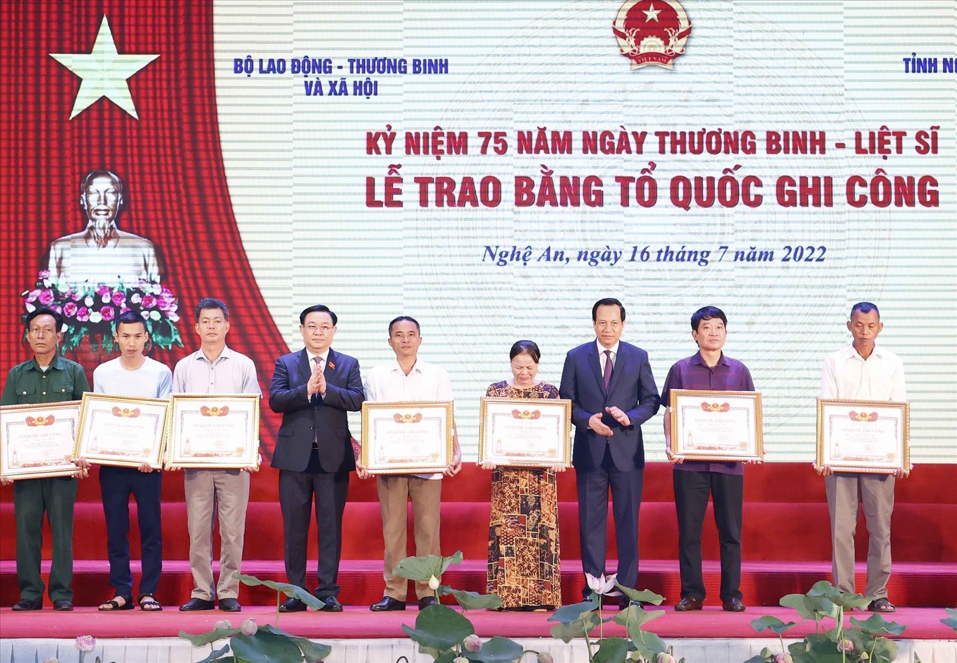 国会主席王廷惠在义安省出席2022年祖国记功证书颁发仪式。