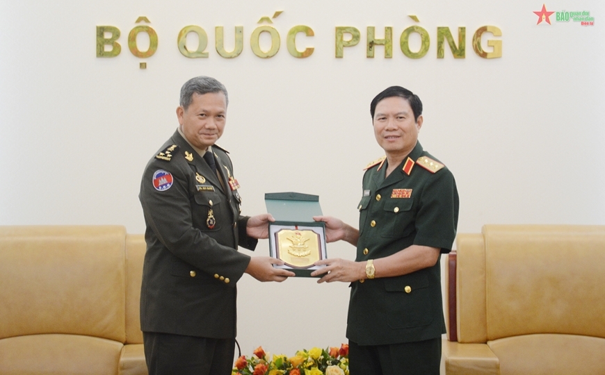 阮新疆上将会见柬埔寨王家军副总司令兼陆军司令。