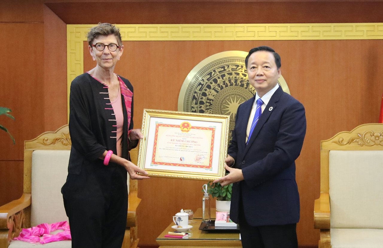 向挪威驻越南大使授予“致力于自然资源与环境事业”纪念章