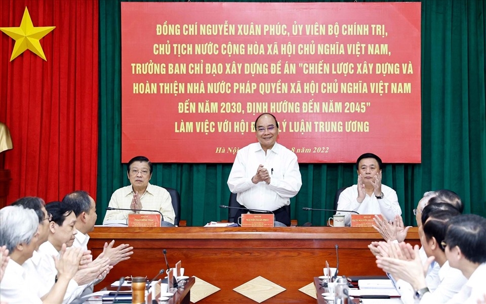 越南国家主席阮春福主持会议。