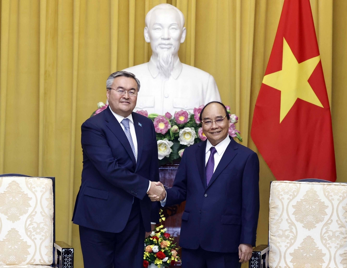 越南国家主席阮春福会见哈萨克斯坦政府副总理兼外交部部长特列乌别尔季。