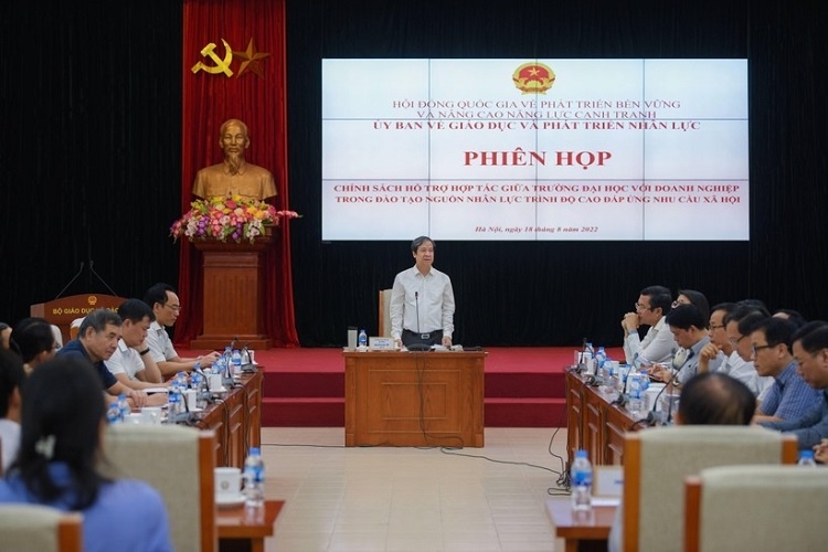 越南教育与培训部部长阮金山在会上发表讲话。