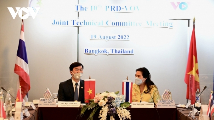 越南之声广播电台副台长吴明显（左）与泰国公共关系部副部长Sudruetai Lertkasem签署移交书（图片来源：VOV）。