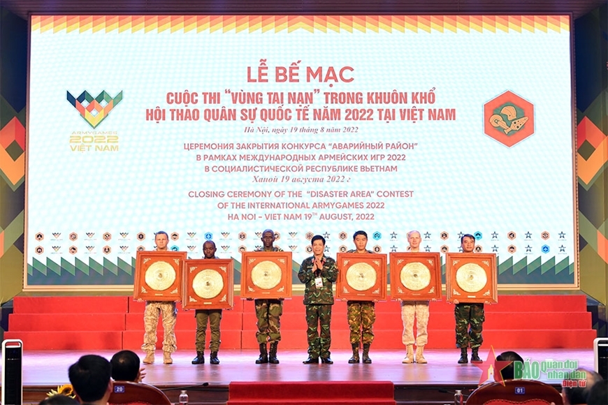 阮文义中将向参加2022年国际军事比赛“事故区域”赛项的各国参赛队颁发纪念品（图片来源：人民军队报）。
