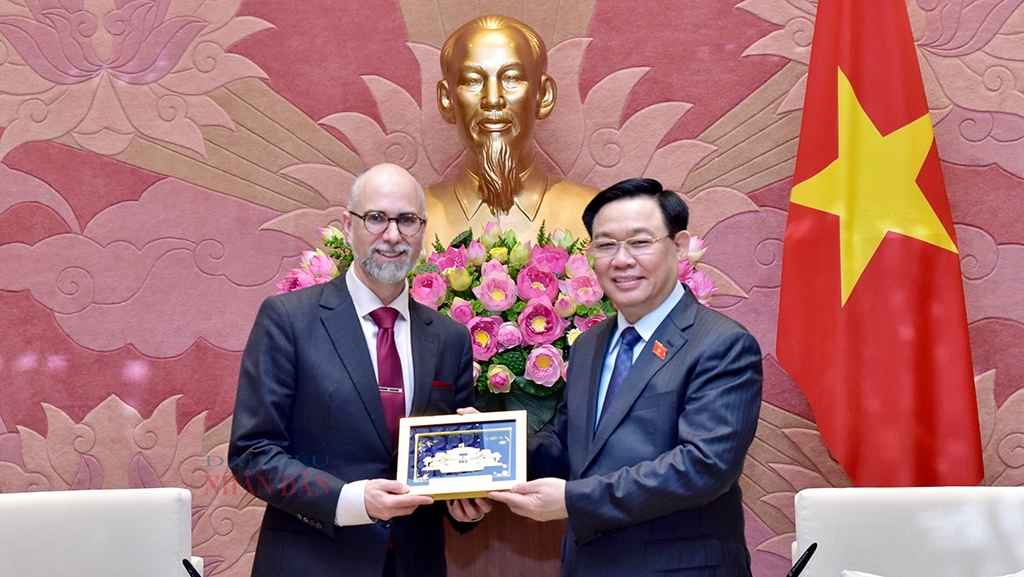 越南国会主席王廷惠会见加拿大驻越南大使肖恩·佩里·施泰尔。