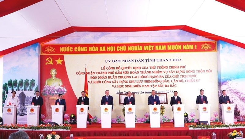 越南国家主席阮春福出席往北集结的南部同胞纪念区奠基仪式。