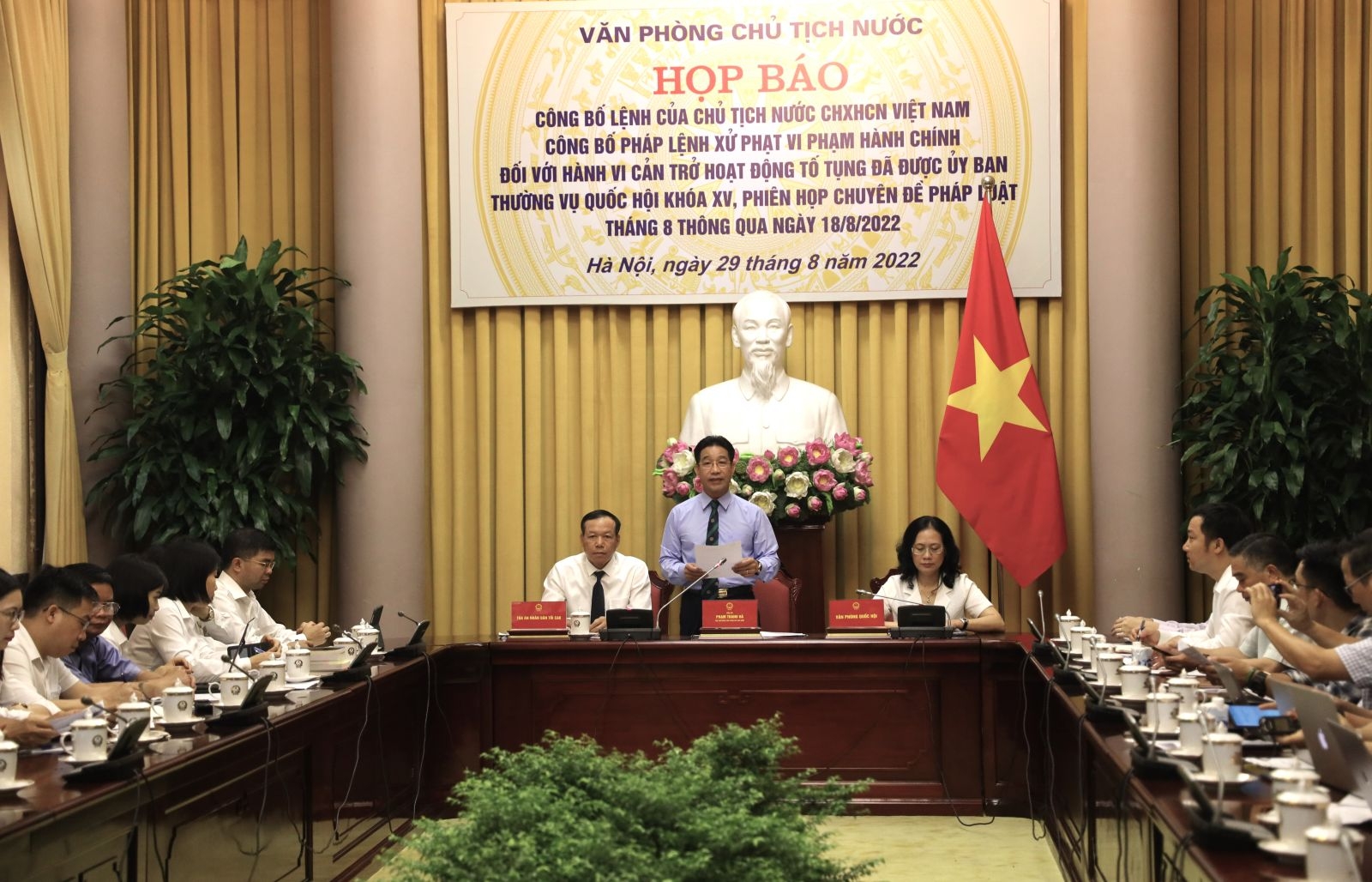 国家主席办公厅副主任范青河主持新闻发布会。