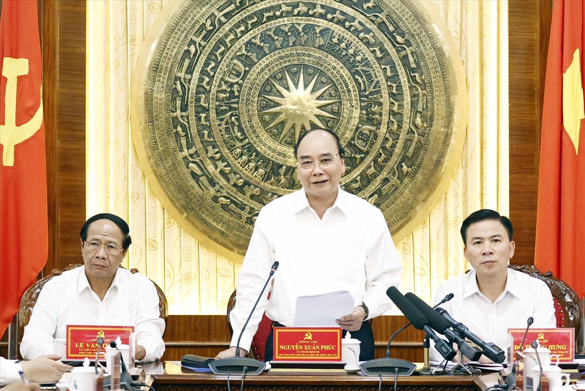 越共中央政治局委员、国家主席阮春福在工作会议上发言。