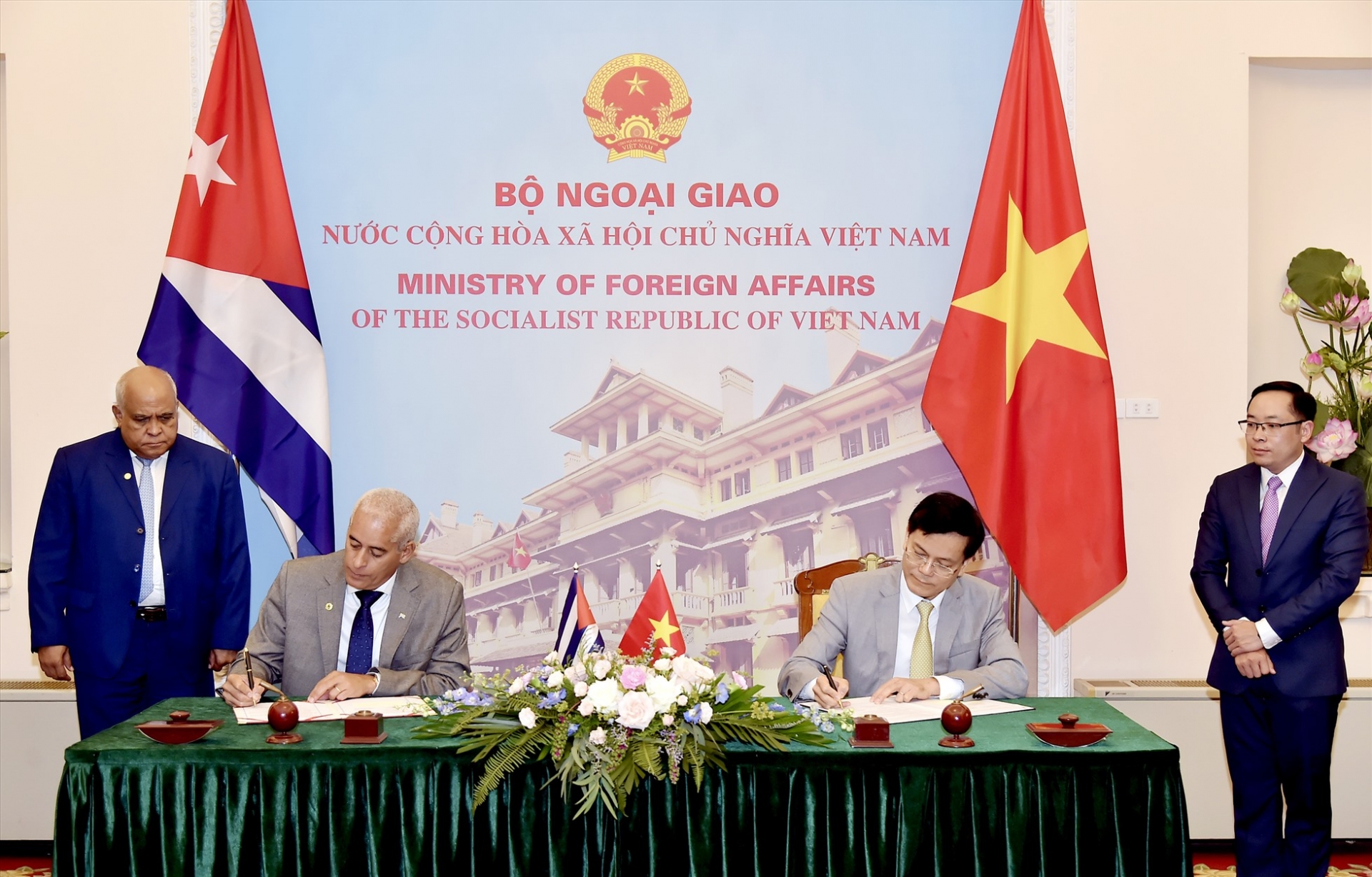 越南外交部副部长何金玉与古巴外交部第一副部长杰拉尔多·佩纳尔弗。