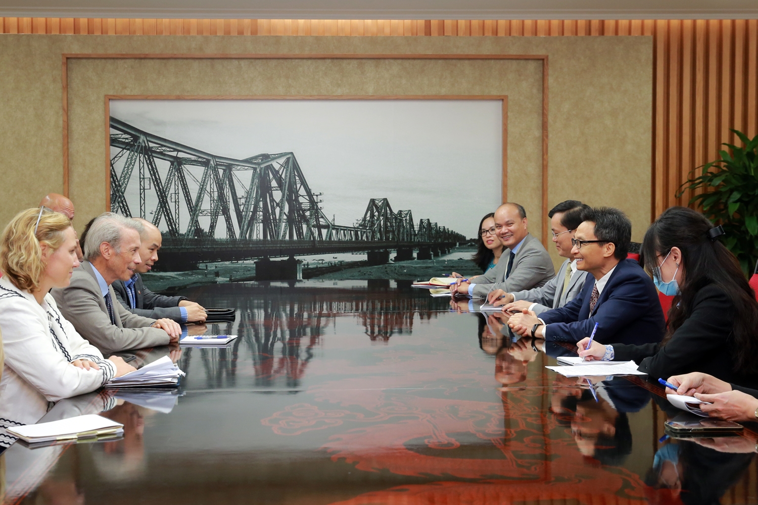 越南政府副总理武德儋会见美国参议长高级顾问芮塞尔。