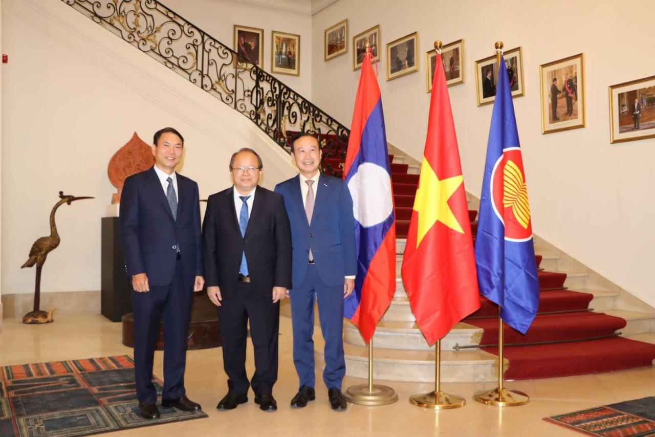 促进越南与老挝在多边论坛上的合作。