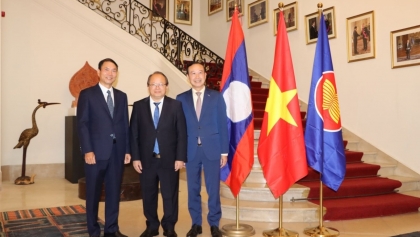 促进越南与老挝在多边论坛上的合作