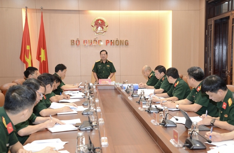 黎辉咏上将在国防部数字化转型提案起草委员会的会议上发表讲话。