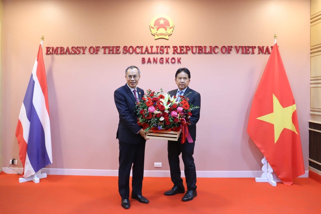 越南和老挝驻泰国大使合影。