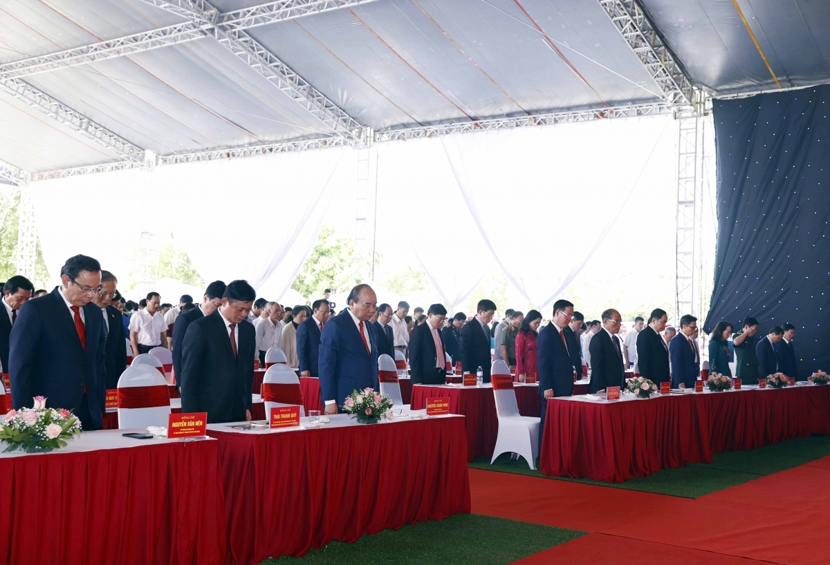 越南国家主席阮春福一行前往义安省出席黎鸿峰总书记诞辰120周年纪念活动。