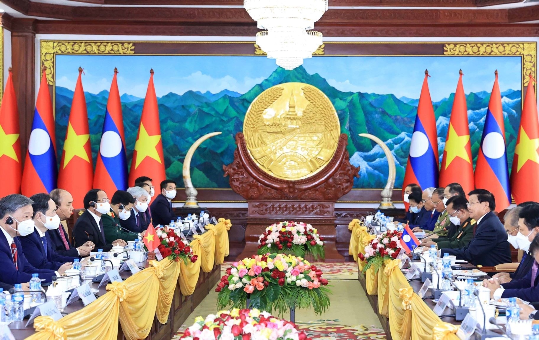 越南与老挝大力促进双边贸易的合作。