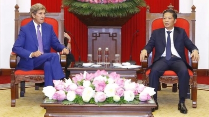 越共中央经济部部长陈俊英会见美国总统气候问题特使约翰·克里