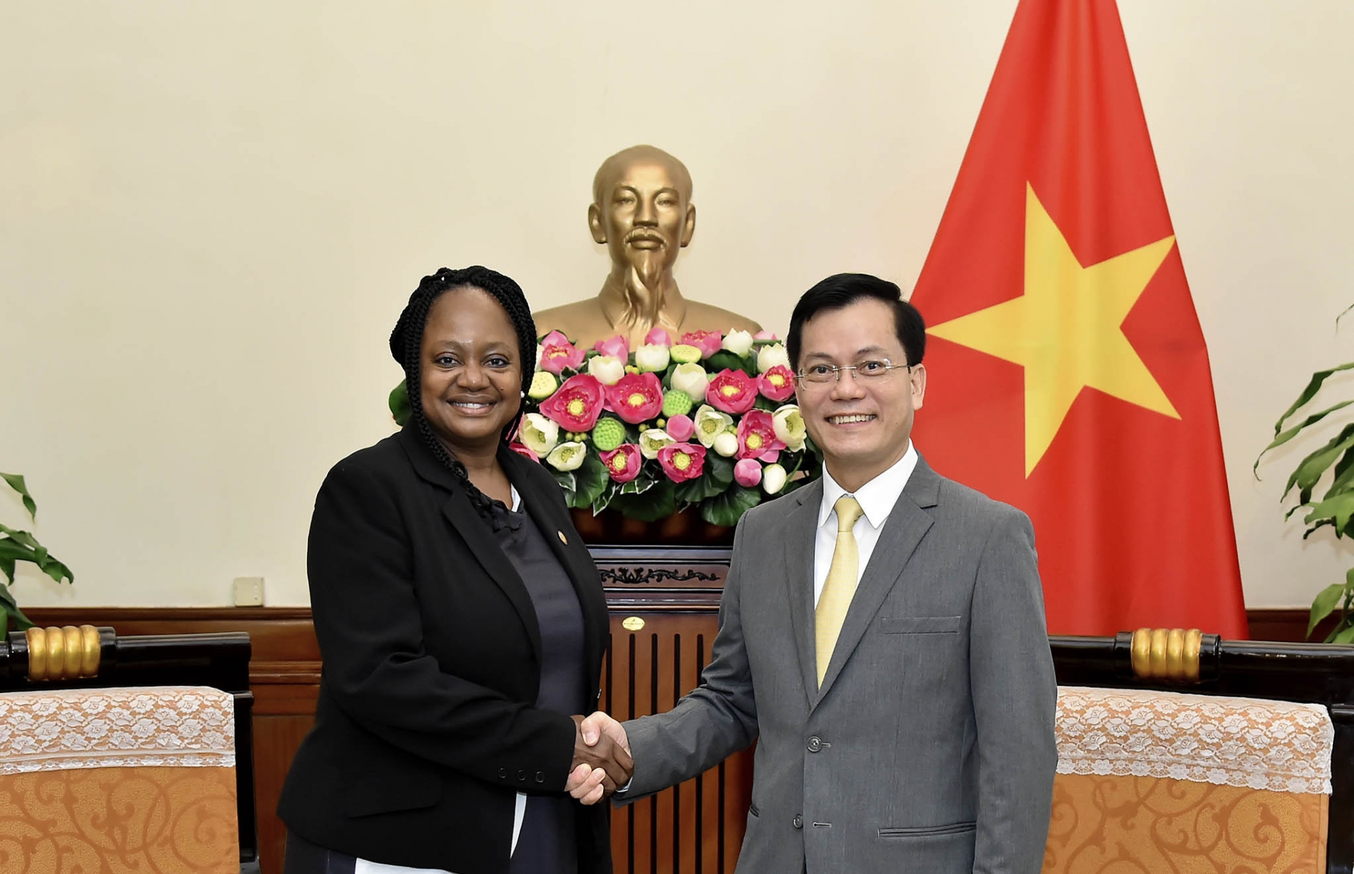 越南外交部副部长何金玉会见美国负责军控与国际安全事务的副国务卿邦妮･詹金斯。