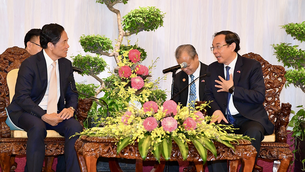 胡志明市委书记阮文年会见了柬埔寨金边市市长坤盛。