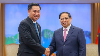 越南政府总理范明政会见老挝总理府办公厅主任阿伦赛
