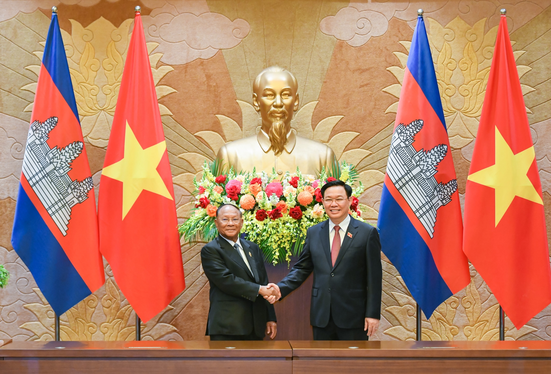 越南国会主席王廷惠与柬埔寨王国国会主席韩桑林举行会谈。