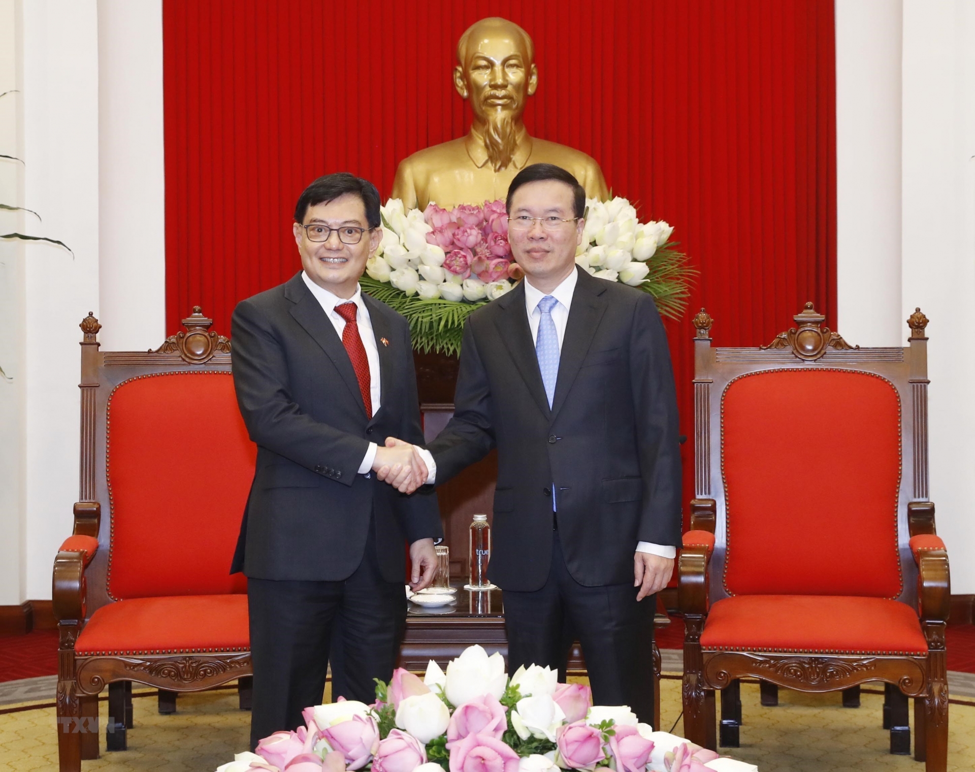 越共中央书记处常务书记武文赏会见新加坡副总理王瑞杰。