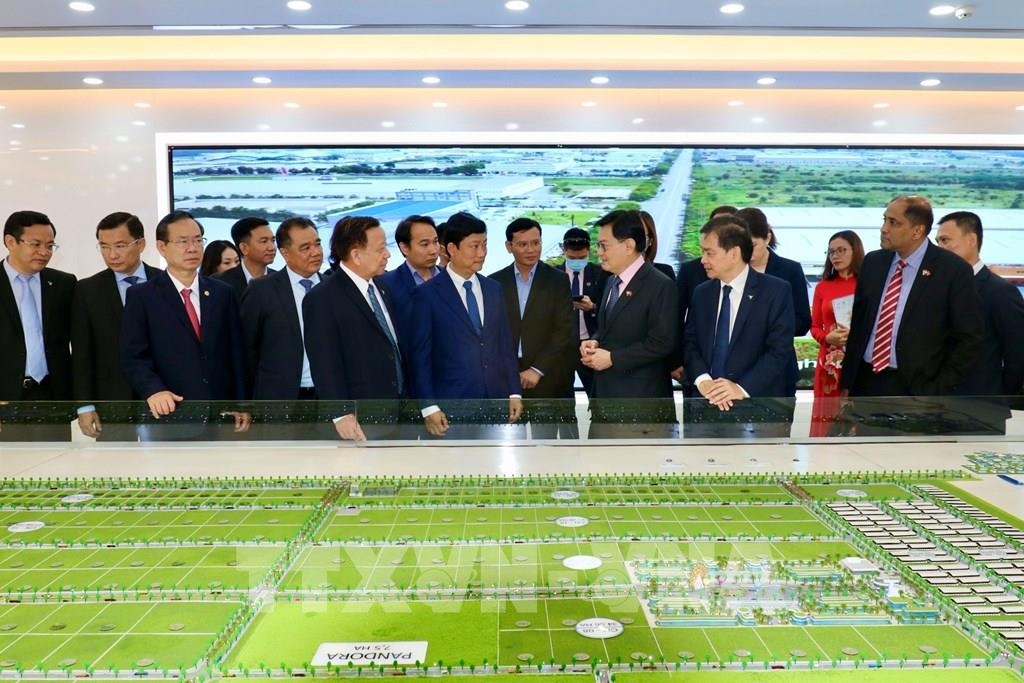 新加坡副总理王瑞杰率团访问了平阳省一号越新工业园区。
