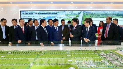 新加坡副总理王瑞杰访问平阳省一号越新工业园区