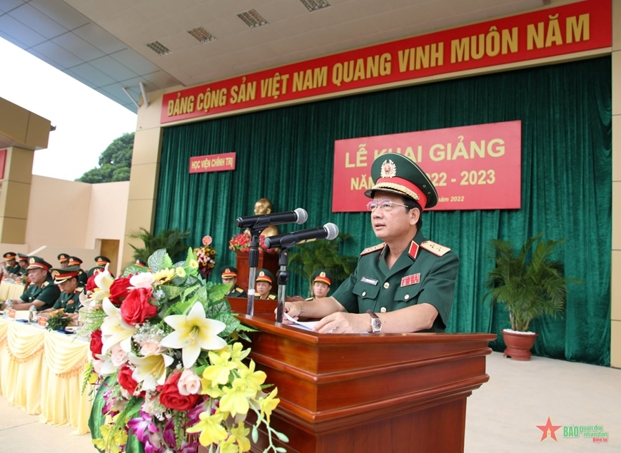 越南人民军总政治局副主任郑文决中将发表讲话。