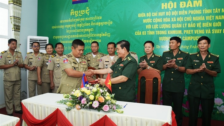 柬埔寨巴域（Bavet）国际口岸边防屯代表将92名越南公民移交给西宁边防部队木牌国际口岸。