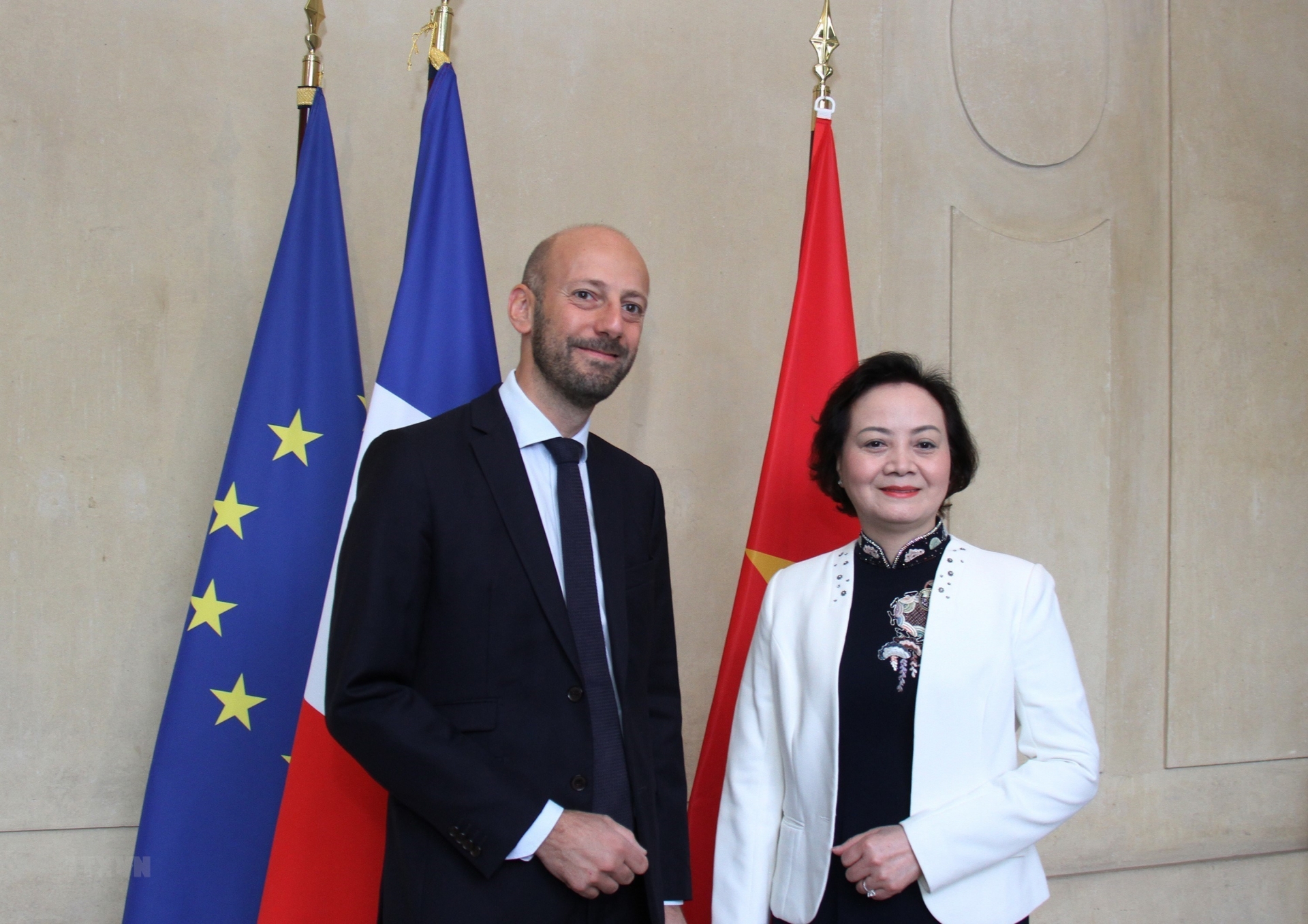 越南内务部部长范氏清茶与法国公共职能与转型部部长斯达尼斯拉斯·盖里尼举行会谈。