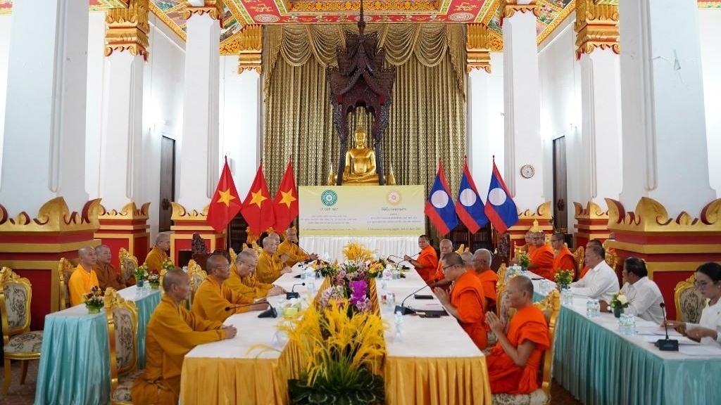 越南佛教协会中央代表团与老挝佛教协会联盟代表团举行会谈