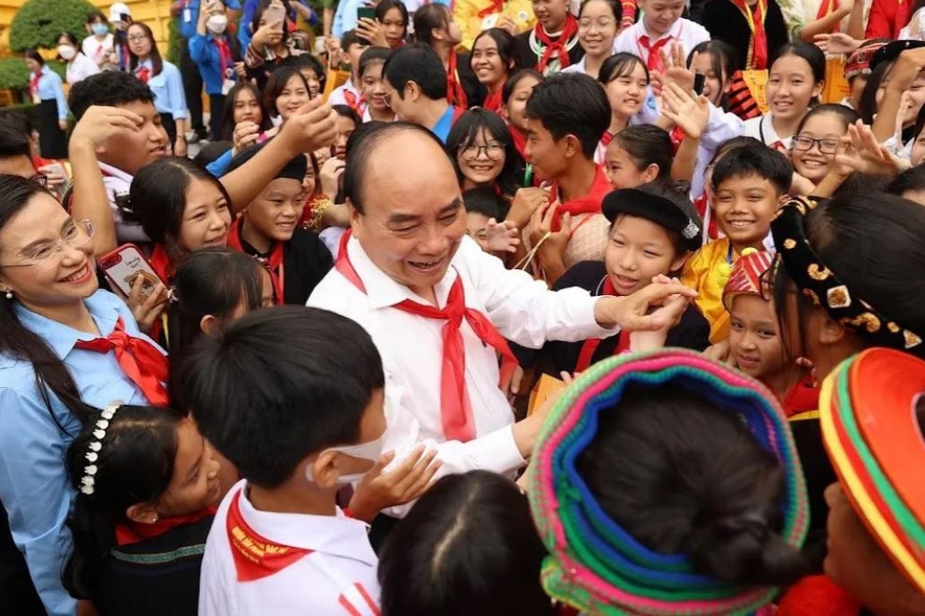 越南国家主席阮春福会见全国各民族优秀少年儿童代表。