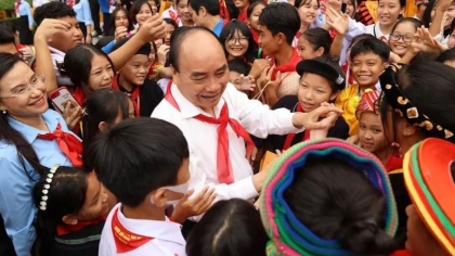 越南国家主席阮春福会见全国各民族优秀少年儿童代表