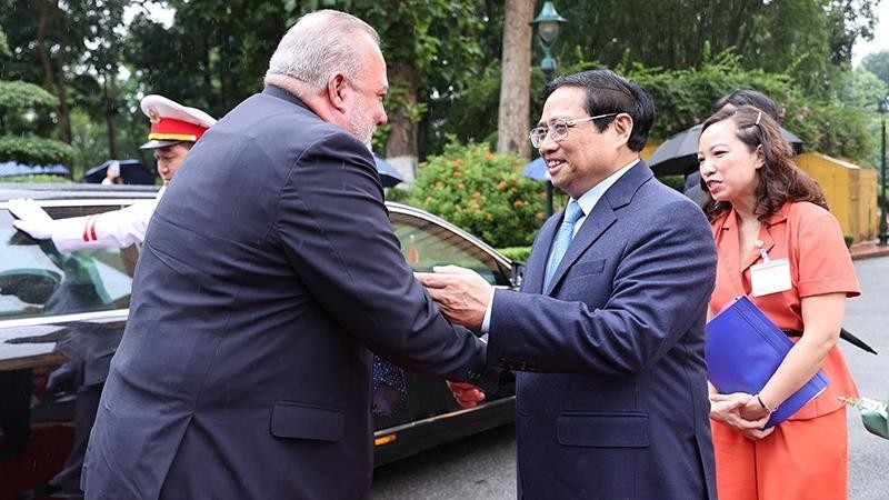 越南政府总理范明政与古巴总理曼努埃尔·马雷罗举行会谈。
