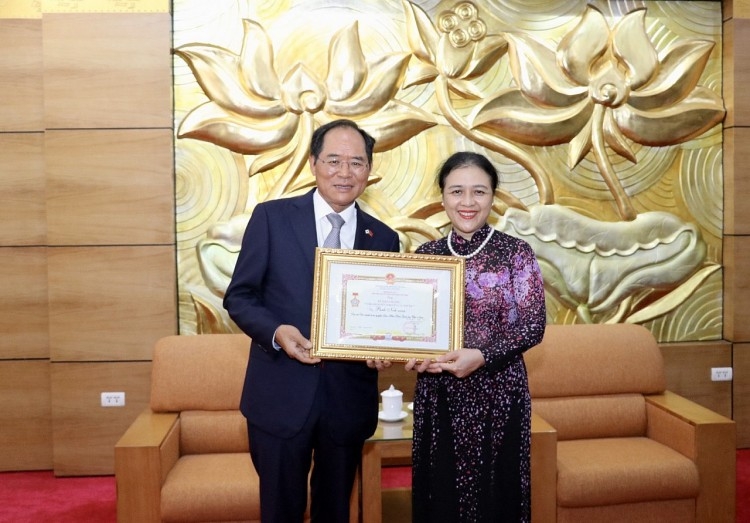 越南友好组织联合会将纪念章授予韩国驻越大使朴能运