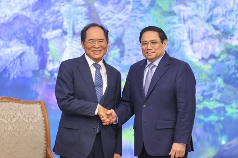 越南政府总理范明政会见前来辞行拜会的韩国驻越南大使朴能运。
