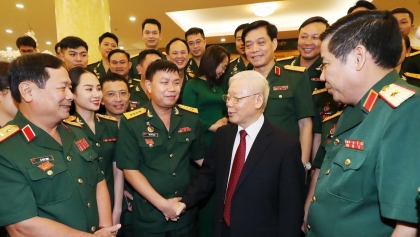 越共中央总书记阮富仲亲切会见军队青年代表