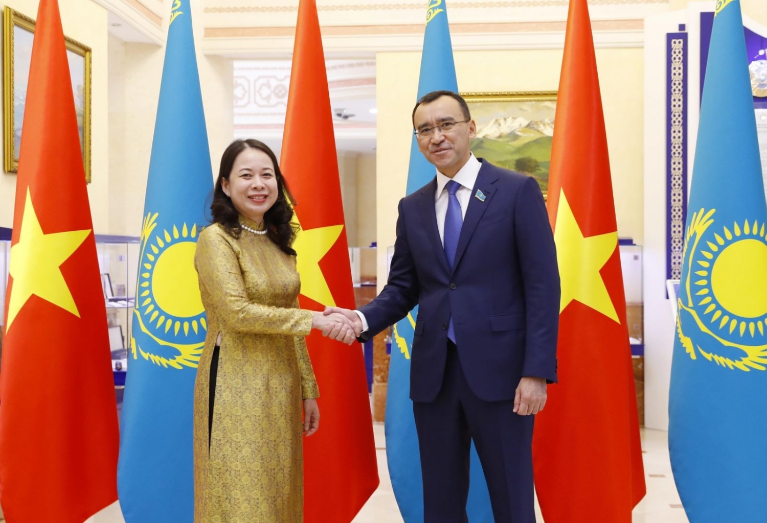 越南国家副主席武氏映春会见哈萨克斯坦上院议长毛乌林·阿希姆巴耶夫。