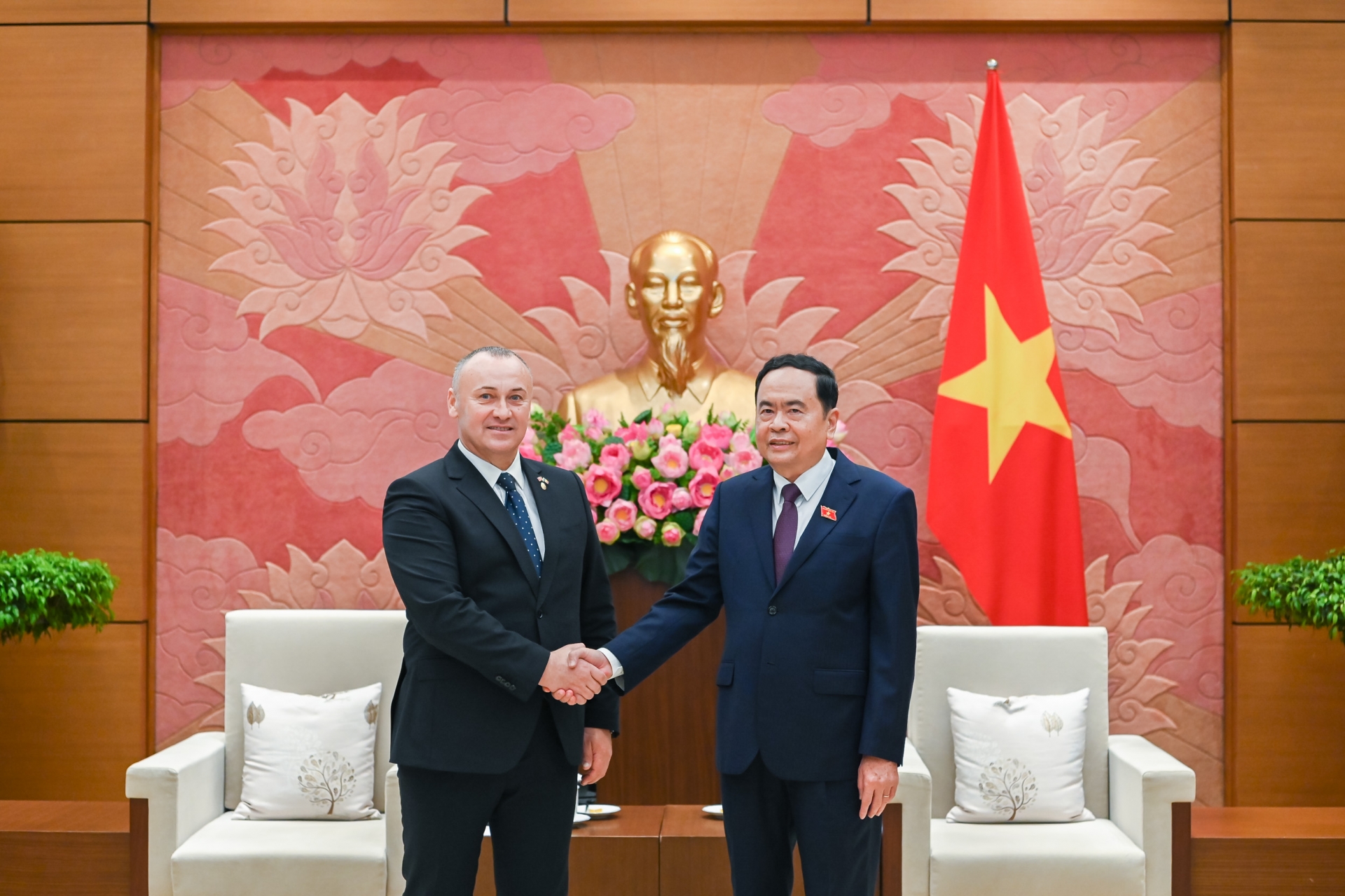加强越南与罗马尼亚的友好合作关系。