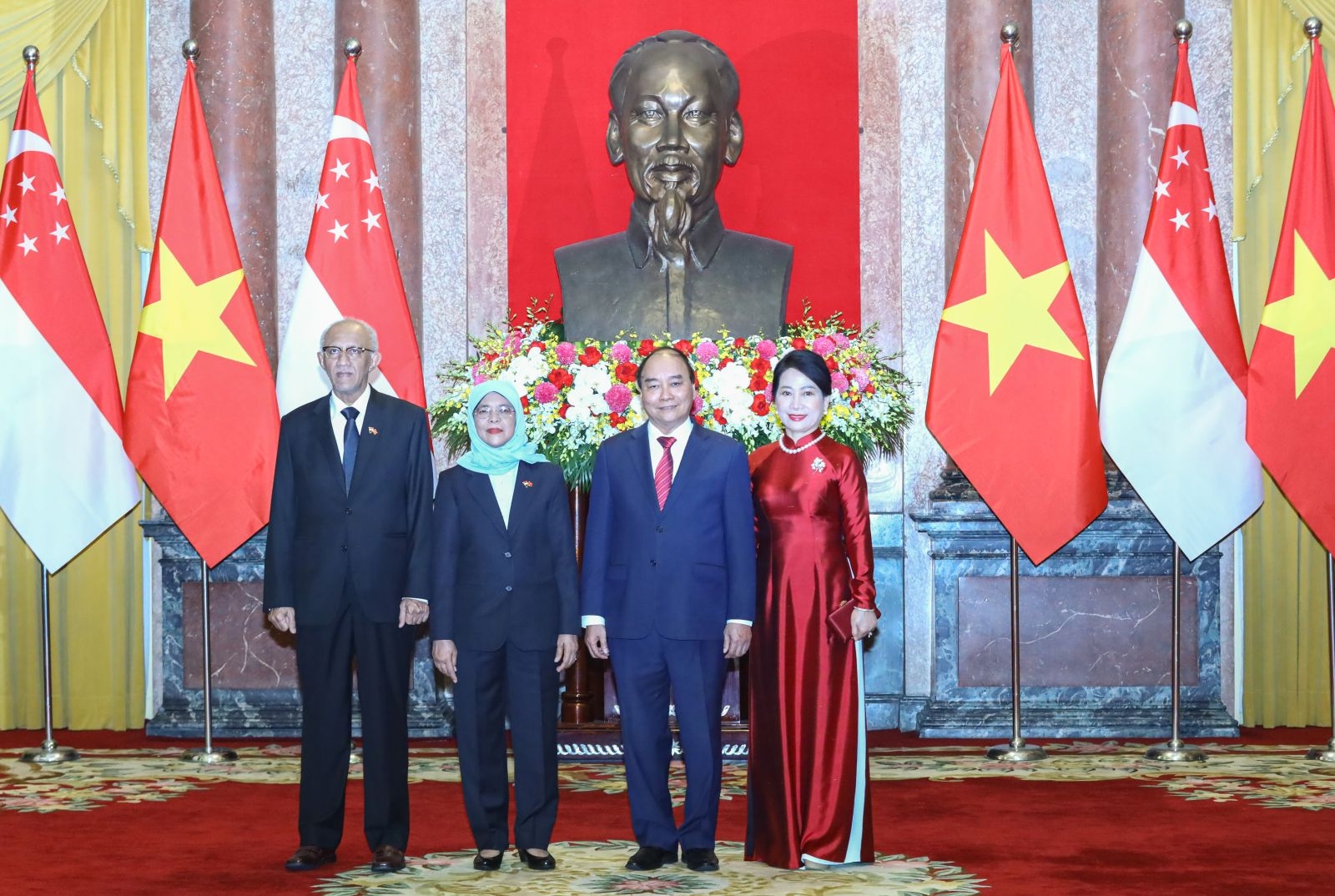 越南国家主席阮春福与新加坡总统哈莉玛•雅各布偕丈夫。