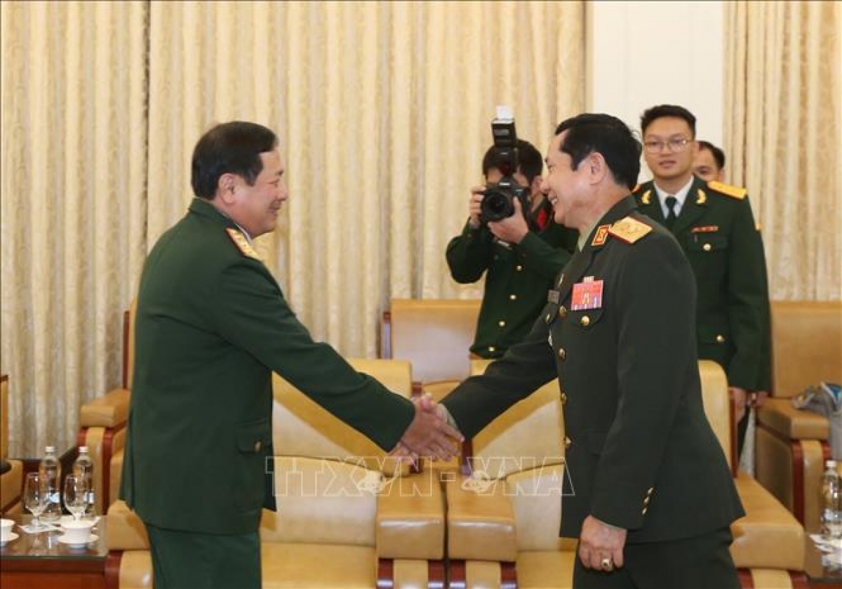 越共中央委员、国防部副部长黎辉咏上将会见老挝国防部办公厅主任赛宅。