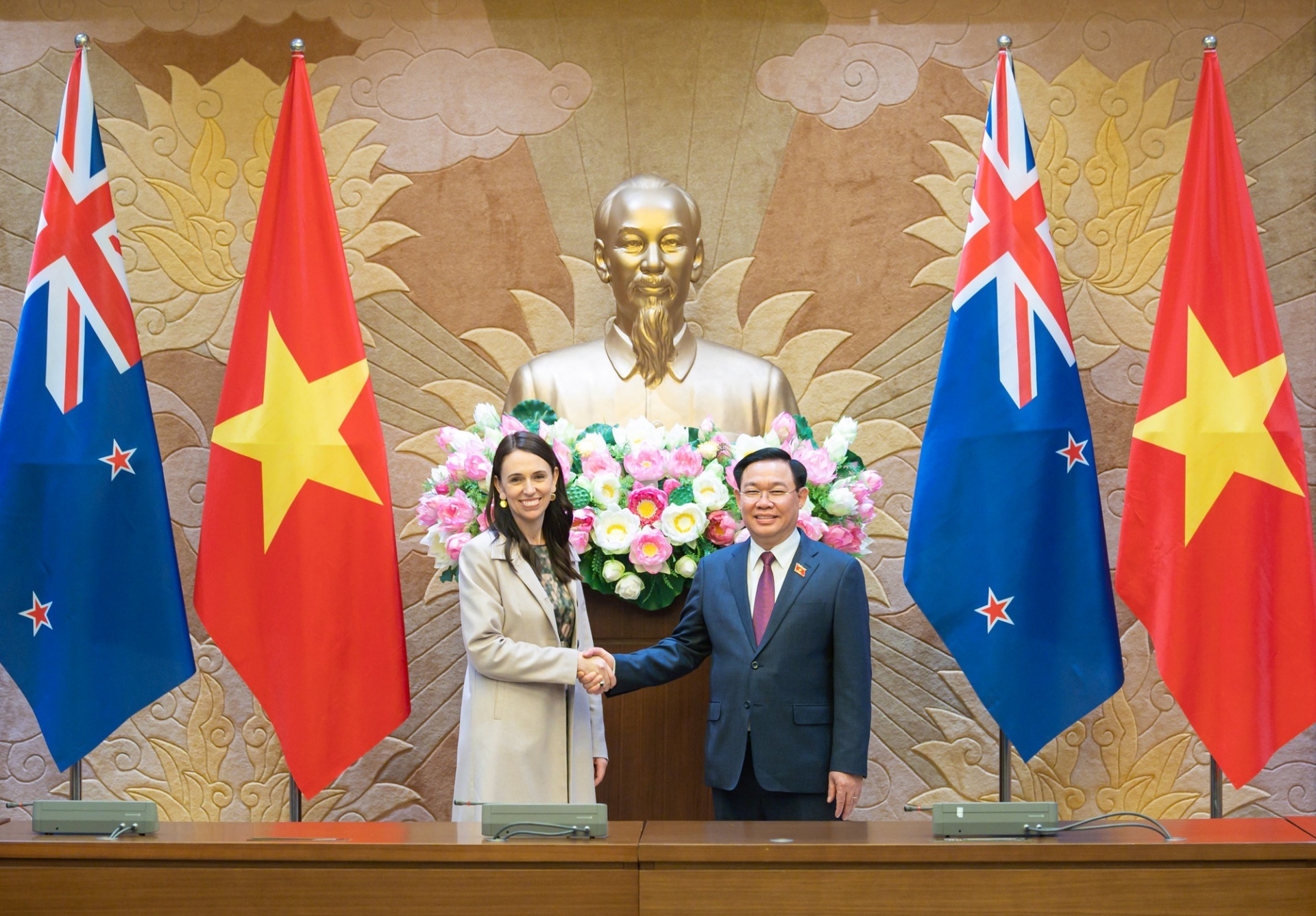 越南国会主席王廷惠会见新西兰总理杰辛达·阿德恩。